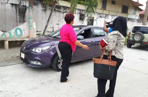 Estudiante rompe el vidrio del auto de su profesora porque fracasó