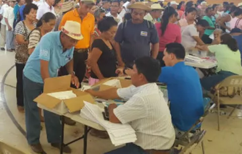 Llevan 2 días durmiendo frente al BNP en Bocas, esperan su CEPADEM