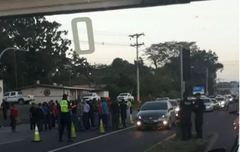 Moradores de Villa Zaita protestan por colapso de dos viviendas