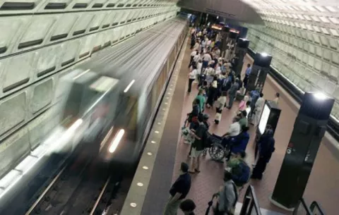 Se descarrila un tren de ocho vagones en el metro de Washington 