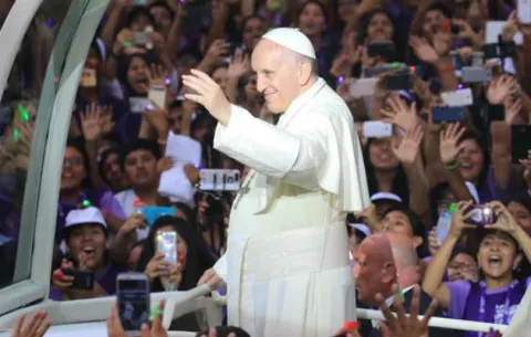 El papa Francisco llega a Perú y saluda a los fieles en Lima
