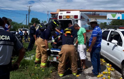 Dos heridos al chocar pick up contra un poste cargado de naranjas