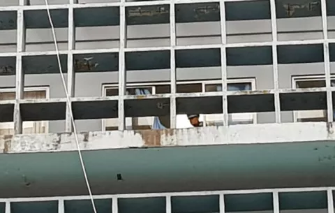 Privado de libertad intenta lanzarse de hospital en Colón