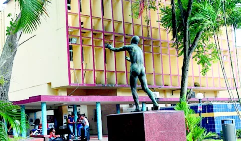 Investigan red en la universidad  y un banco local