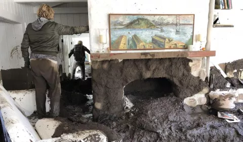 Intensifican la búsqueda de los desaparecidos por las riadas en California