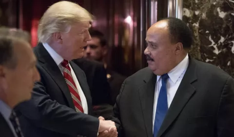 Trump rinde homenaje a Martin Luther King en medio de polémica