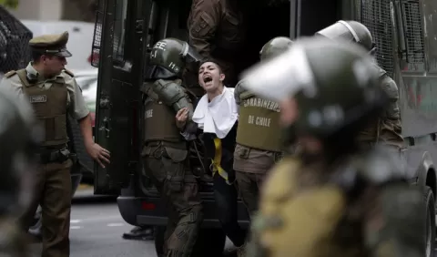 Francisco llega a Chile en medio de protestas contra la Iglesia Católica