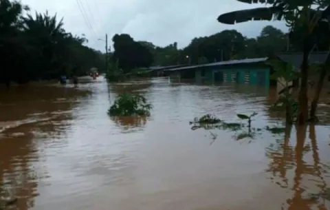 Se vuelve a desbordar río en Icacal en Costa Abajo de Colón