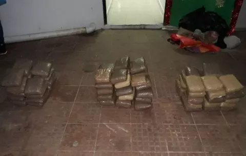 Imputarán cargos a sujeto atrapado con 75 paquetes de droga en Colón