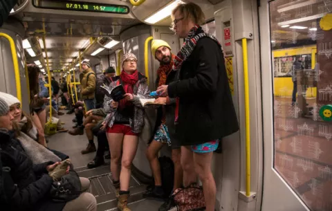 [VIDEO] Alemanes participan del evento 'un día sin pantalones'