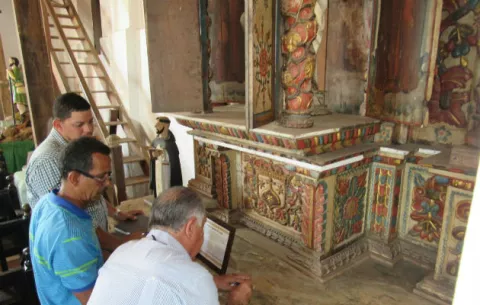 Ponen en marcha trabajos para restaurar altar de iglesia colonial en Parita