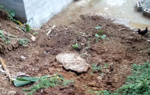 Familia en la 11 de octubre en Colón en riesgo de quedar sepultada por alud   