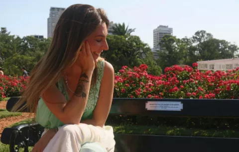 [VIDEO] Una chica inmortaliza su amor en un banco del Rosedal en Buenos Aires