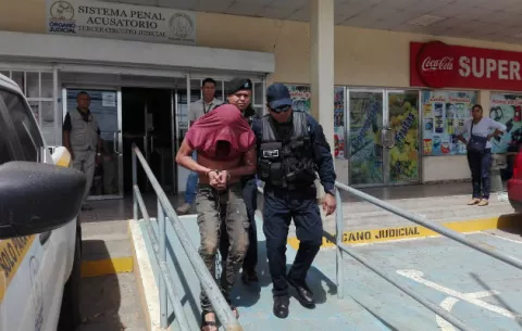 Lo condenan a 108 meses de prisión por posesión ilícita de arma de guerra 