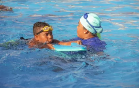 ¿Cómo ayuda la natación a niños que sufren de asma?