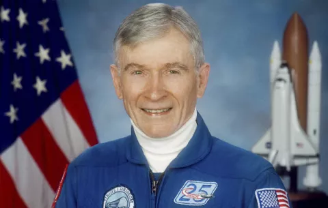 Muere John Young  el noveno hombre en pisar la Luna