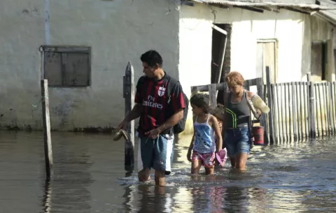 Alto nivel del río Paraguay y las inundaciones provocan la  evacuación de unas 20,000 personas 