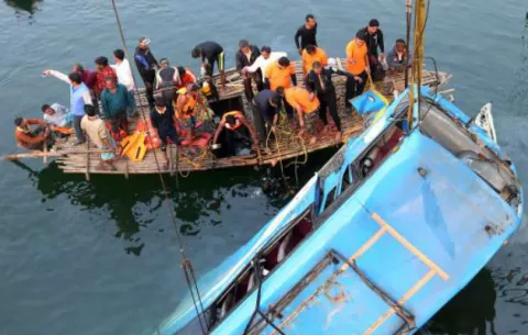 Autobús cae a río en la India dejando más de 40 muertos