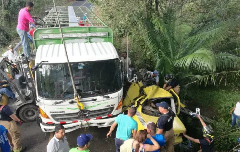 Dos personas sufren serias lesiones al chocar taxi con camión en Santa Rita