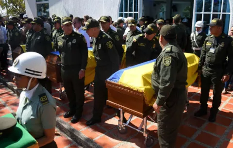 Juan Manuel Santos informa de la detención de cuatro personas por ataque a tres centros policiales