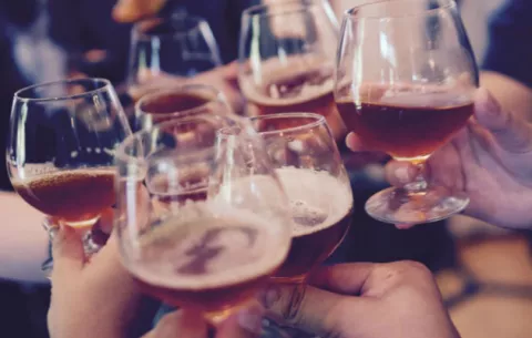 Efectos del alcohol en la salud varían de acuerdo a las facilidades socioeconómicas