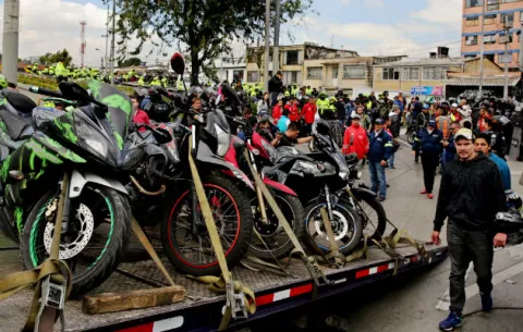 Motociclistas protestan en Bogotá por prohibición de acompañante hombre