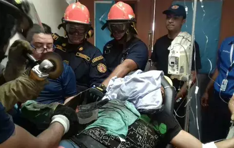 [VIDEO] Fontanero chiricano queda atrapado dentro de un fregador