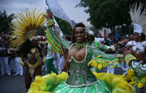 Sambistas reúnen una multitud en las calles de Río de Janeiro dando paso al Carnaval