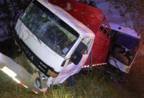 Dos heridos tras impactar bus a camión en Santiago