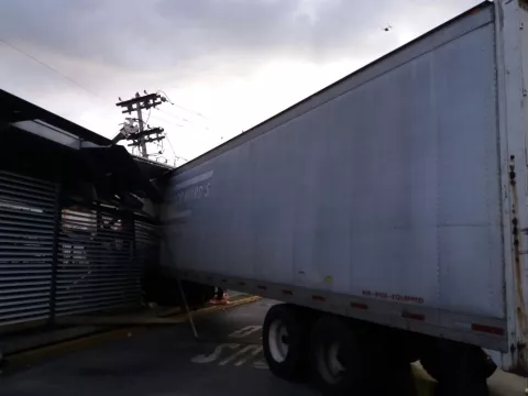 Camión articulado se estrella contra zona paga de Las Colinas