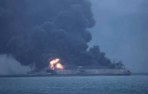 [VIDEO] Incendio en petrolero iraní aumenta el temor a una catástrofe ambiental