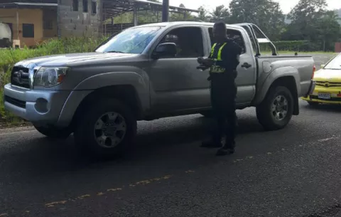 Policía  efectúa  operativo por motivo de Desfile de las Mil Polleras