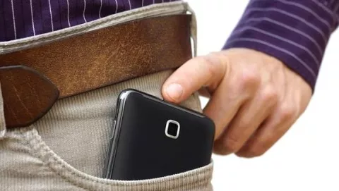 Llevar el celular en el pantalón puede afectar los espermas
