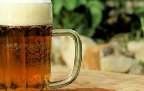 Peligros de ingerir más de 10 gramos de cerveza al día
