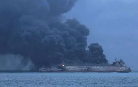 Buscan 32 desaparecidos tras choque de barco con bandera panameña