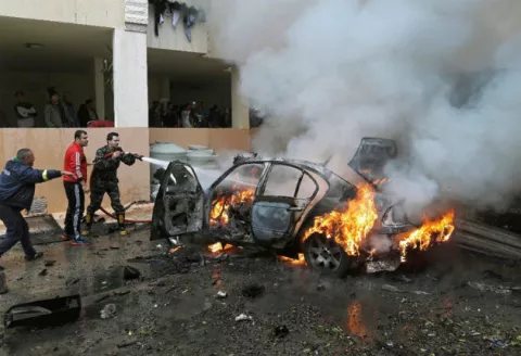Treintena de muertos y múltiples heridos al estallar dos coches bomba en Libia