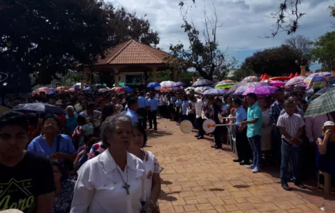 Realizan tradicional misa campal en Antón