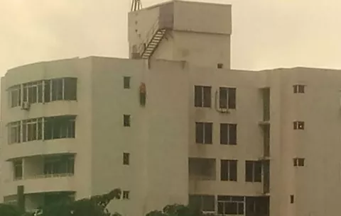 Encuentran a coreano colgado de una soga en edificio en Colón
