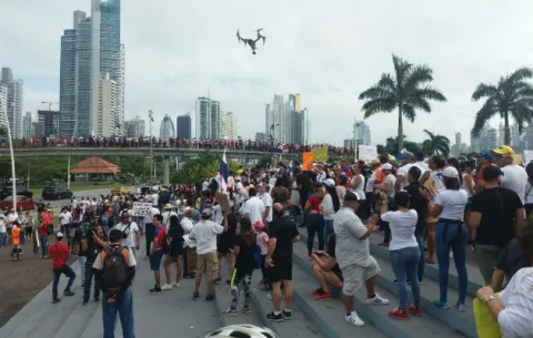Gobierno amenaza con sanciones a quienes protestaron frente a residencia de Varela