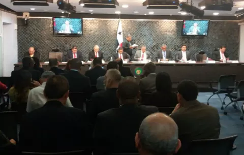 Comisión de Credenciales retoma sesión  para  abordar  ratificación de  Moore y  Tovar de Zarak