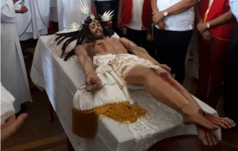 Lavan los pies del Cristo de Esquipulas de Antón, considerado milagroso