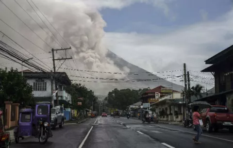 Volcán filipino Mayon amenaza con una erupción mayor