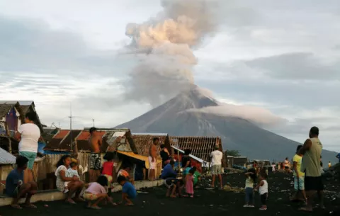 Peligro: El volcán filipino Mayon intensifica sus erupciones 