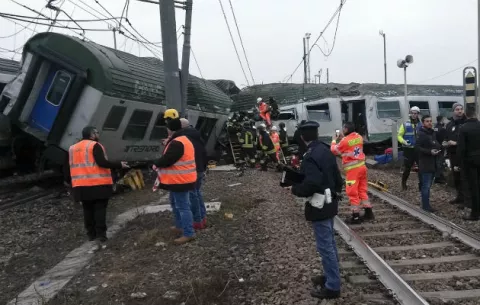 Tres muertos y decenas de heridos por tren descarrilado