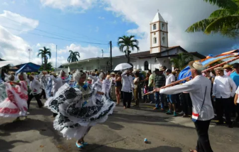 Más de quince mil empolleradas en desfile de Las Tablas 