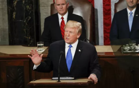 Trump habla ante el Congreso del muro, despidos, prisiones y aumento del arsenal nuclear 