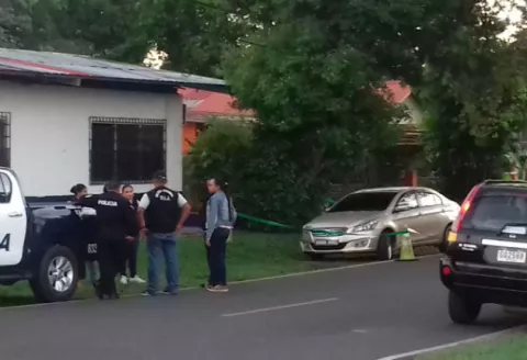 Le dan cinco disparos en una cancha de fútbol en Doleguita