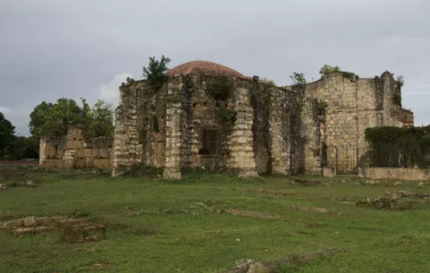 Editan calendario con los 12 sitios históricos dominicanos en franco deterioro