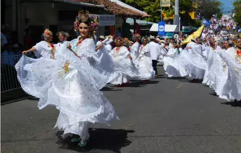 Tableños a la espera del Desfile de Las Mil Polleras