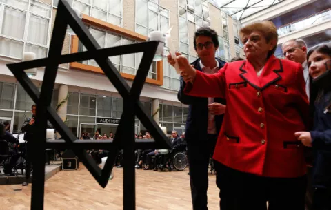 [VIDEO] Rinden tributo en Quito a  las víctimas del Holocausto